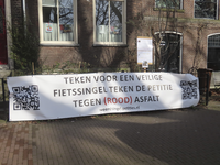 901509 Afbeelding van een spandoek op het hek van het pand Weerdingel O.Z. 27 te Utrecht. Bewoners van de Weerdsingel ...